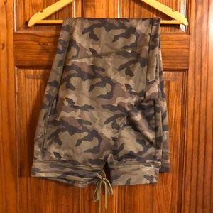 American Eagle camouflage women’s joggers